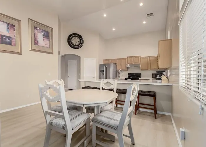 Modern 4br Retreat With Game Backyard & Bbq Holiday home Avondale