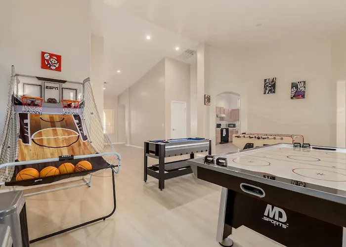 Modern 4br Retreat With Game Backyard & Bbq Holiday home *