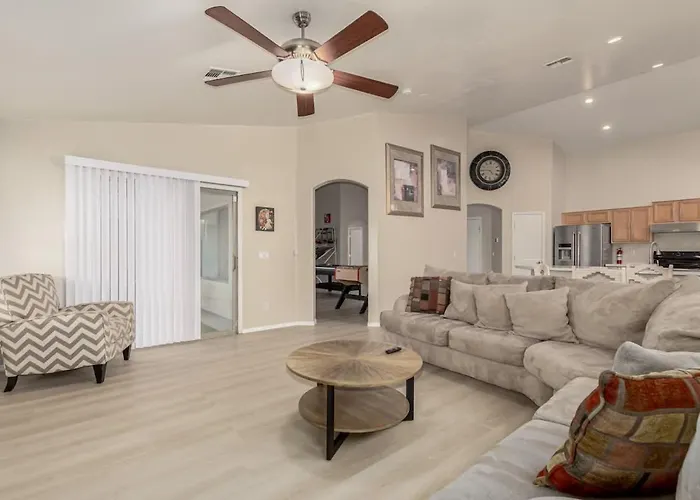 Modern 4br Retreat With Game Backyard & Bbq
