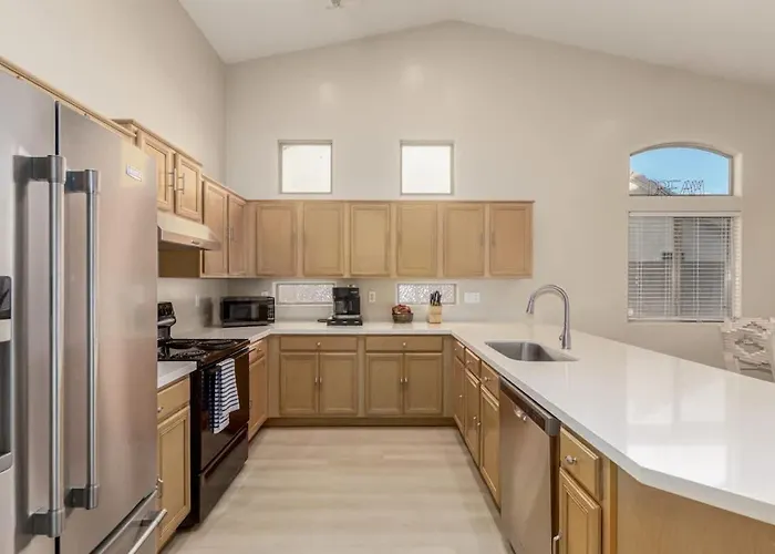 Modern 4br Retreat With Game Backyard & Bbq Holiday home *