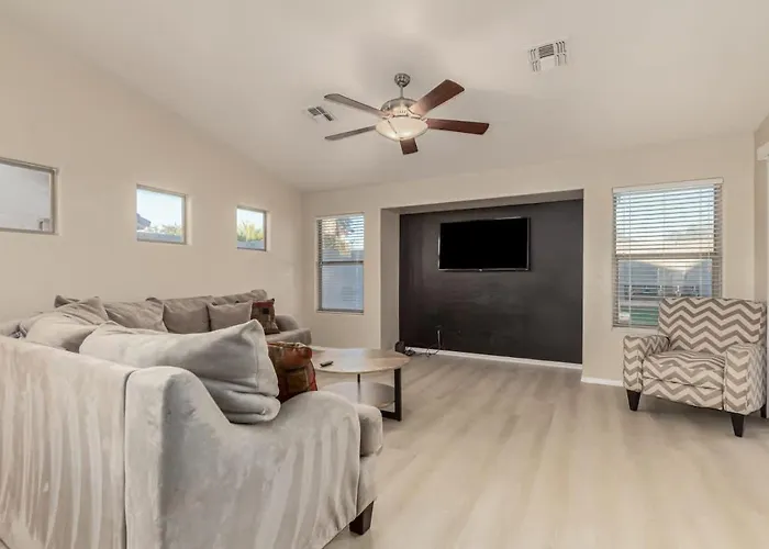 Holiday home Modern 4br Retreat With Game Backyard & Bbq *