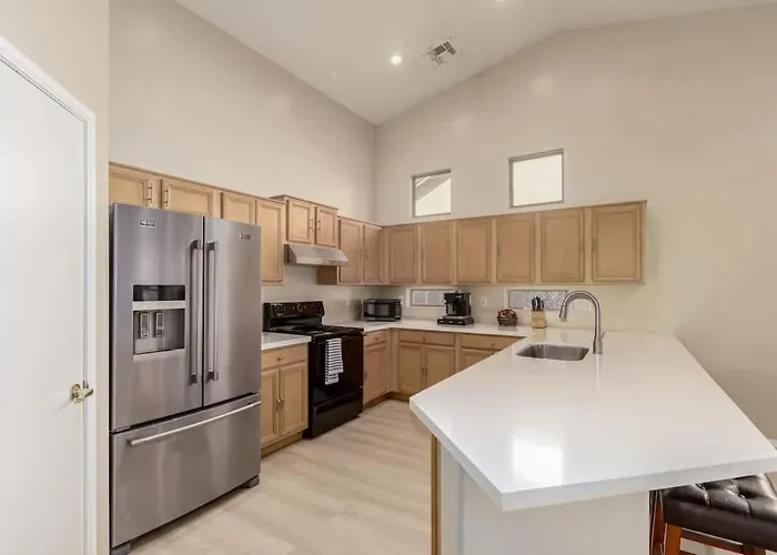 Modern 4br Retreat With Game Backyard & Bbq *
