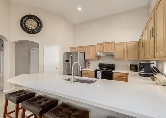 Modern 4br Retreat With Game Backyard & Bbq