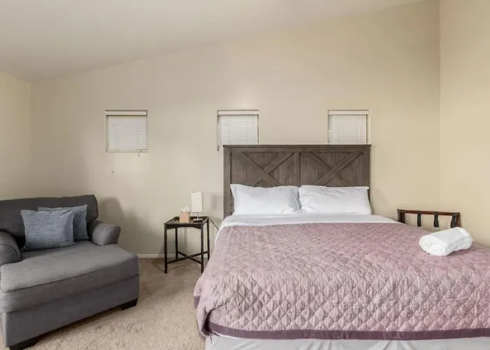 Modern 4br Retreat With Game Backyard & Bbq Avondale