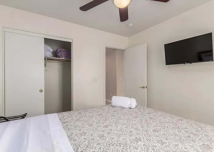 Modern 4br Retreat With Game Backyard & Bbq Holiday home