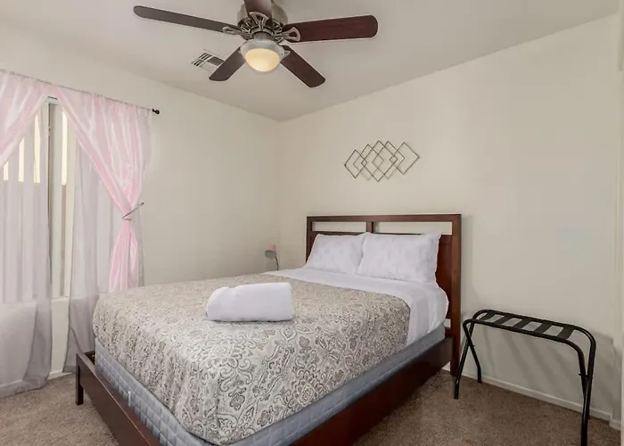 Modern 4br Retreat With Game Backyard & Bbq Holiday home Avondale