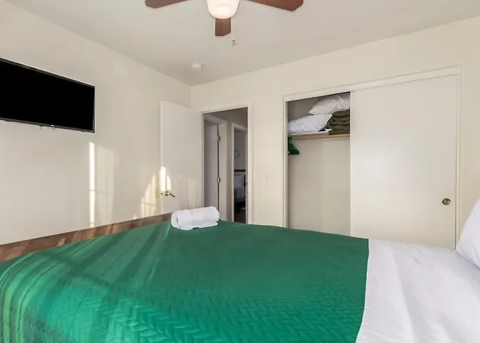 Modern 4br Retreat With Game Backyard & Bbq