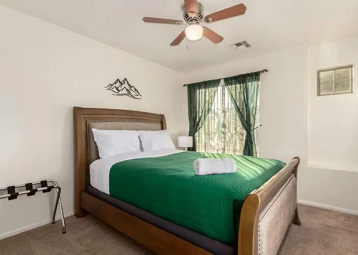 Modern 4br Retreat With Game Backyard & Bbq Holiday home *