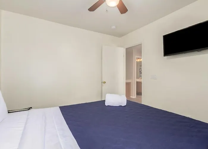 Modern 4br Retreat With Game Backyard & Bbq *