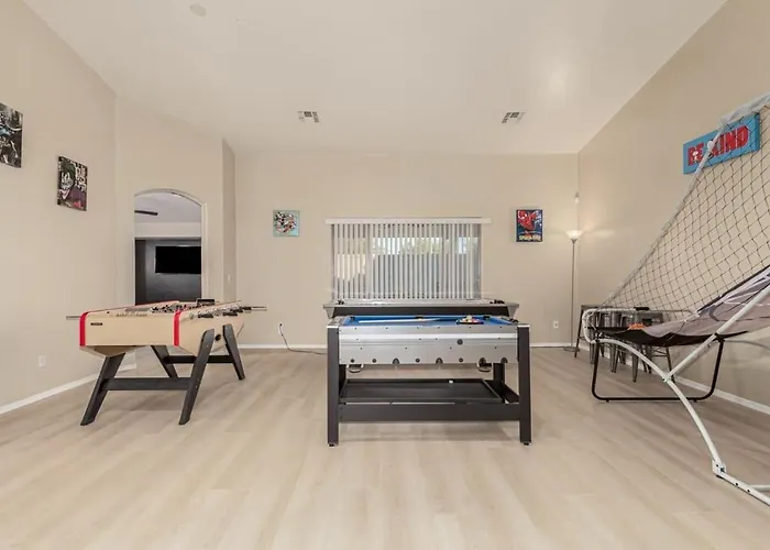 Modern 4br Retreat With Game Backyard & Bbq Avondale