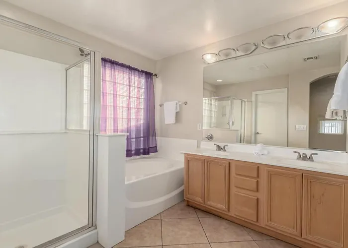 Modern 4br Retreat With Game Backyard & Bbq Holiday home