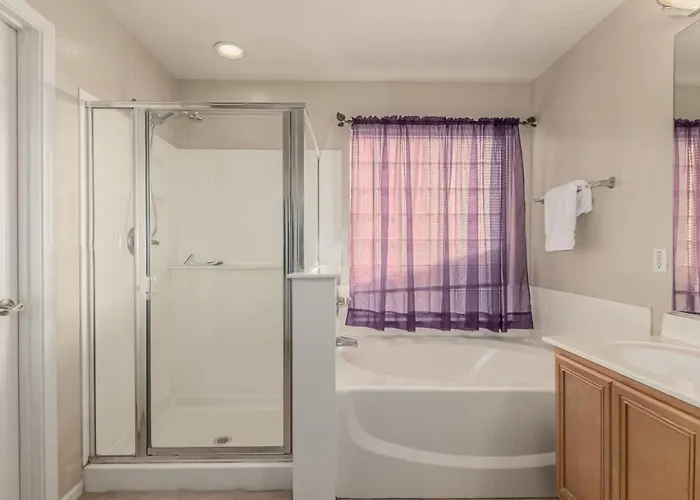 Modern 4br Retreat With Game Backyard & Bbq Avondale
