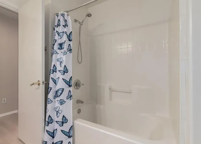 Modern 4br Retreat With Game Backyard & Bbq Avondale