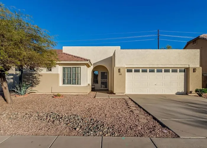 Modern 4br Retreat With Game Backyard & Bbq Holiday home *