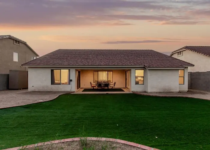 Modern 4br Retreat With Game Backyard & Bbq