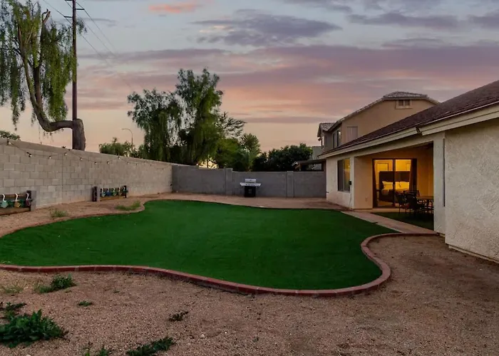 Modern 4br Retreat With Game Backyard & Bbq Holiday home *