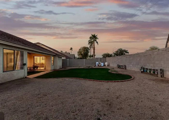 Modern 4br Retreat With Game Backyard & Bbq Holiday home Avondale