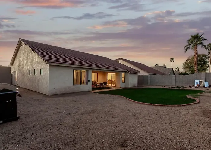 Modern 4br Retreat With Game Backyard & Bbq Holiday home Avondale