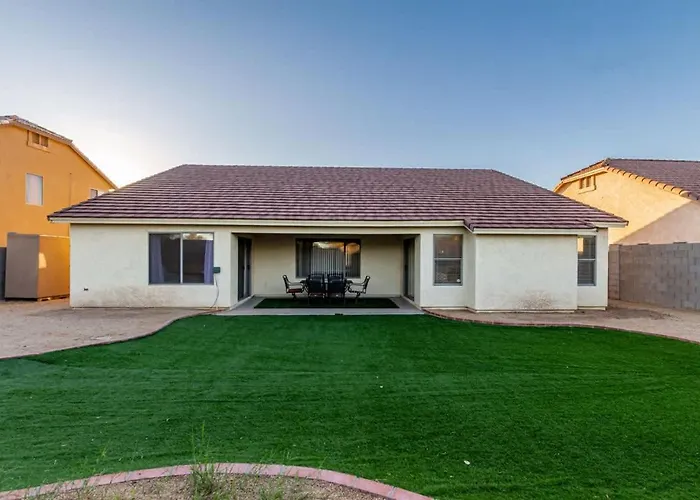 Modern 4br Retreat With Game Backyard & Bbq Avondale