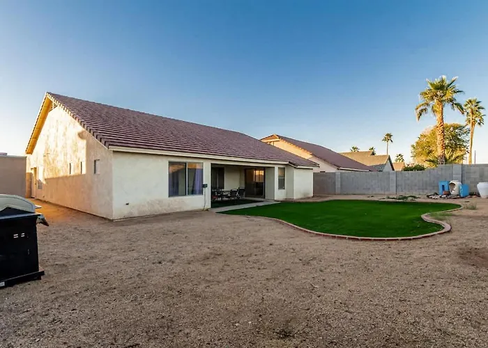 Modern 4br Retreat With Game Backyard & Bbq Holiday home